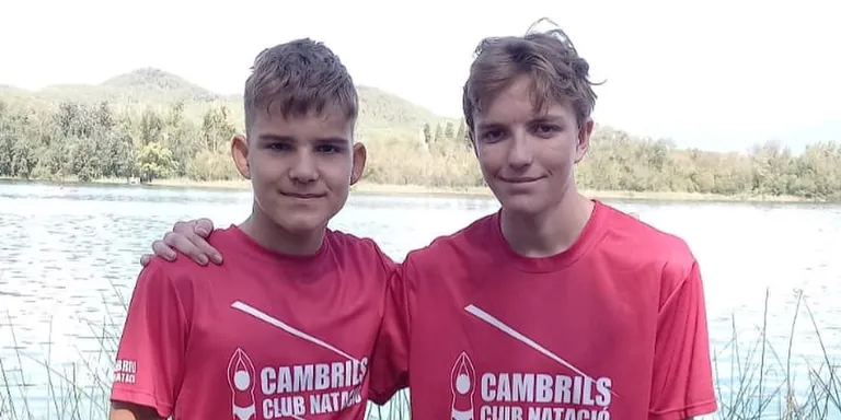 Els nedadors Mario Gómez i Pol Fortuny participen a la Travessia de l’Estany de Banyoles