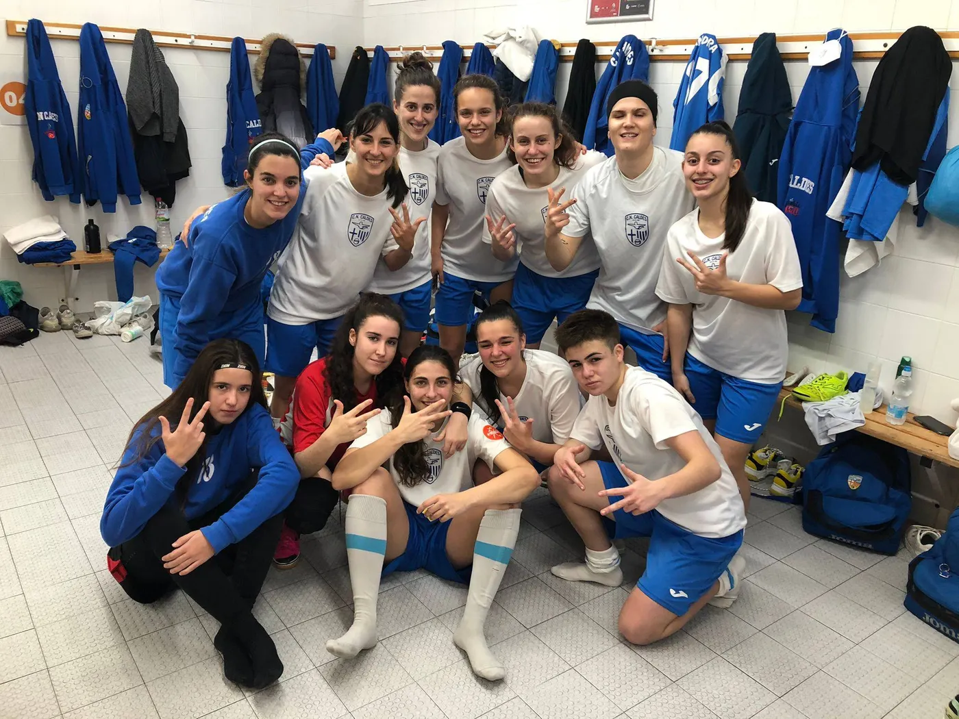 L’equip femení de futbol sala goleja a les cueres en el seu retorn a la competició