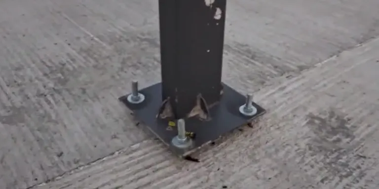 Vecinos de Melenara alertan del peligro de varias luminarias con tornillos sobresalientes en el muelle