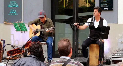 MÚSICA AL AIRE LIBRE EN LA CALLE ESCUELAS