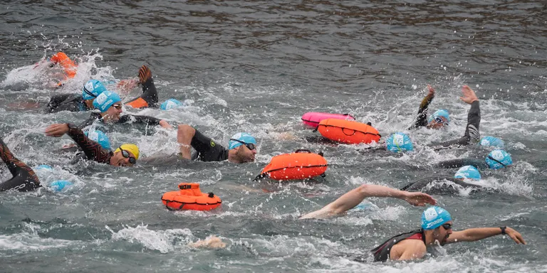 Swim for Ela i membres de la Triple A nedaran divendres de Torredembarra a Cambrils per visibilitzar la malaltia