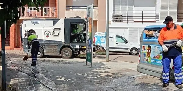 Netegen "a fons" l'illa de contenidors de la plaça Boters després del trasllat de part dels elements