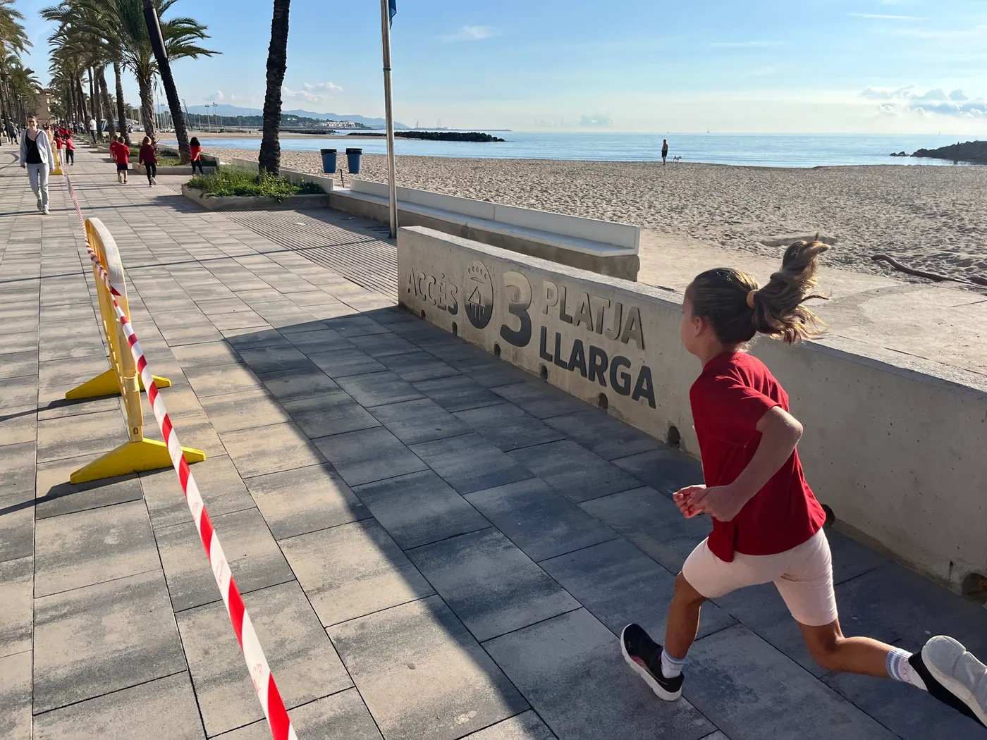 Els alumnes del Vora del Mar corren plegats al passeig Marítim per ajudar a curar la leucèmia