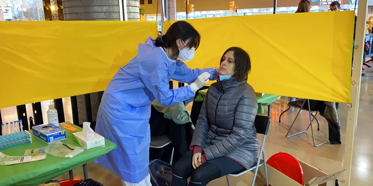 L'Rt baixa a 1,31 i el risc de rebrot a 754 (-40), amb 2.465 nous casos, 129 morts i 179 ingressats més (2.630)