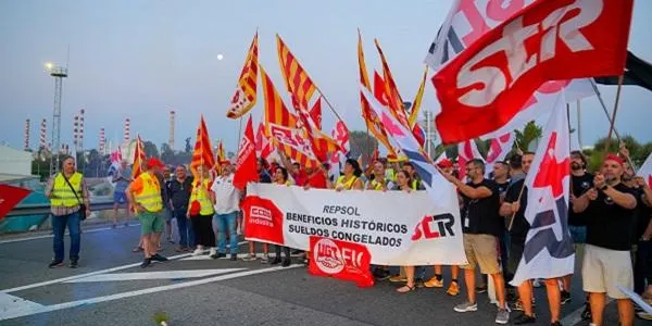 Els treballadors de Repsol fan vaga fins diumenge per denunciar la pèrdua de poder adquisitiu