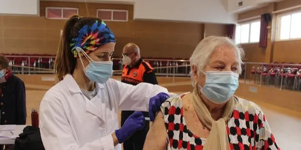 Creixell inicia la vacunació massiva a les persones més grans de 80 anys