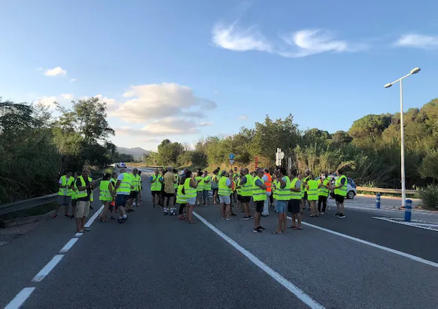 Els veïns de Can Valls i Torre Negrell reprenen ells talls de la C-59 per reclamar més seguretat a l'entrada a les urbanitzacions des de la carretera