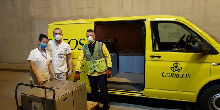 Correus entrega a l'Hospital de Calella respiradors fabricats per SEAT autoritzats pel Ministeri de Sanitat