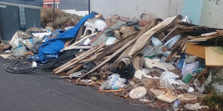 El Ayuntamiento responde que limpia Las Huesas "dos veces por semana" y achaca los residuos al incivismo ciudadano