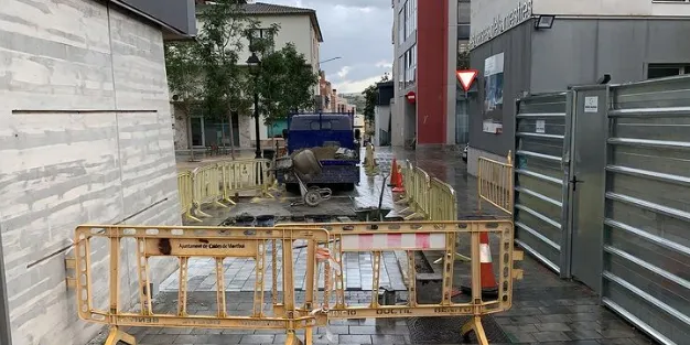 En marxa la pavimentació del carrer Gregori Montserrat a l'alçada de la plaça de Catalunya