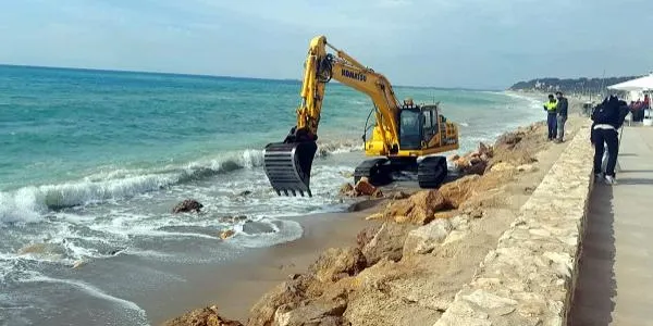 Es tanquen per precaució els dos accessos a la sorra ubicats al centre del passeig de Botigues de Mar d'Altafulla