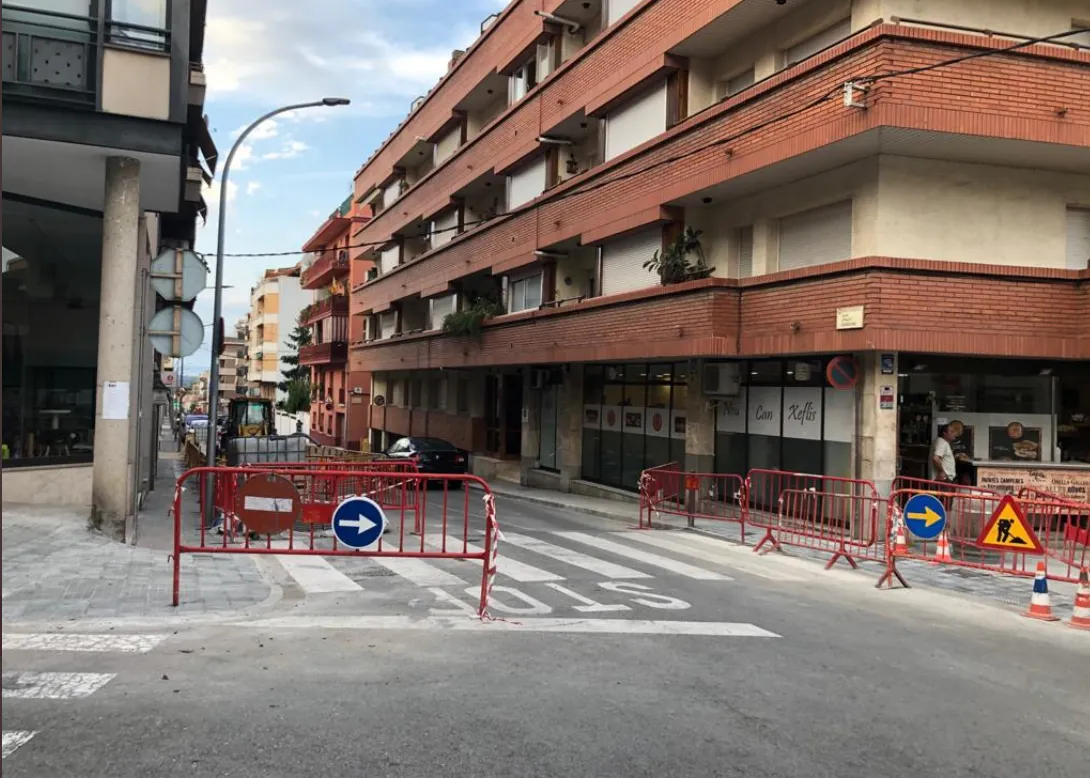 Les obres al carrer Avel.lí Xalabarder s'allargaran fins divendres per un enfonsament de la calçada
