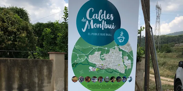 Comença la renovació dels plànols turístics de Caldes