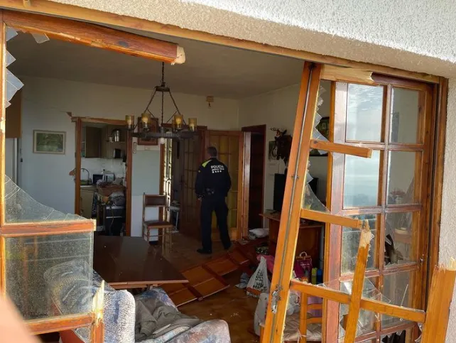 Un home de 96 anys, ferit en l’explosió d’una bombona de butà en una casa del Farell