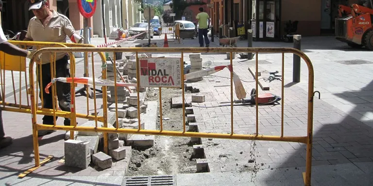 El carrer Major de la Seu, tallat al detectar-se deficiències al paviment