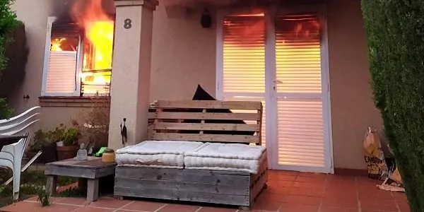 Un incendi sense ferits calcina totalment un habitatge del carrer Avellaners d’Altafulla