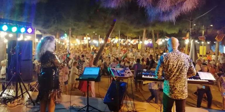 La Revetlla de Sant Pere omple el raval de música i tradició marinera