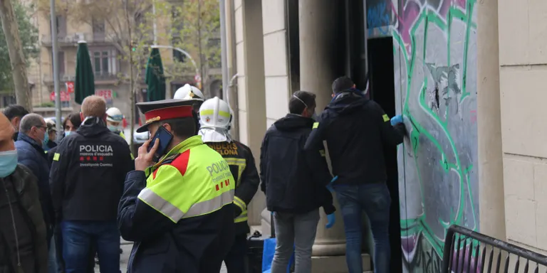 L'Ajuntament de Barcelona admet la seva impotència tot i les 88 intervencions amb la família morta a la plaça Tetuan