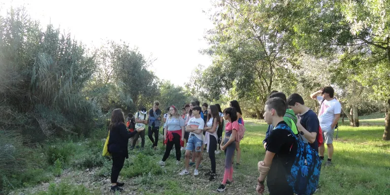 L'escola Ventura Gassol visita els treballs de recuperació del Bosc de Ribera