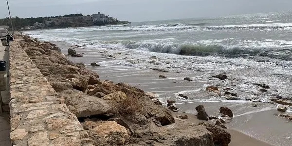 ATECA mostra el seu malestar per l’estat de la platja i els efectes que pot tenir entre els turistes i els visitants en la Setmana Santa
