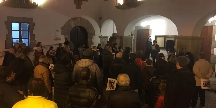 La plaça de l’Ajuntament s'omple per denunciar les detencions fetes per la policia espanyola a Girona, Celrà i Verges