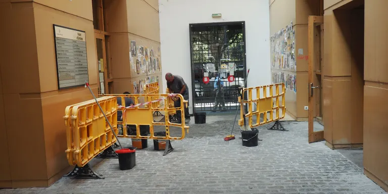 Obres d’arranjament del paviment al passadís del Centre Cívic El Passeig