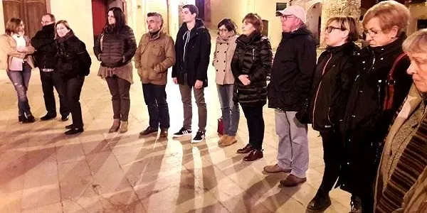 Una trentena de persones reclamen davant de l’Ajuntament d’Altafulla la llibertat del regidor de la CUP de Vic Joan Coma
