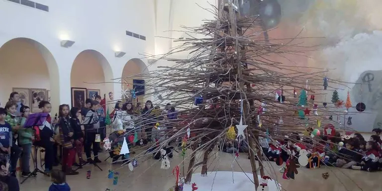 Uns 200 alumnes d'Agramunt i de la Ribera decoren l'arbre d'en Guino