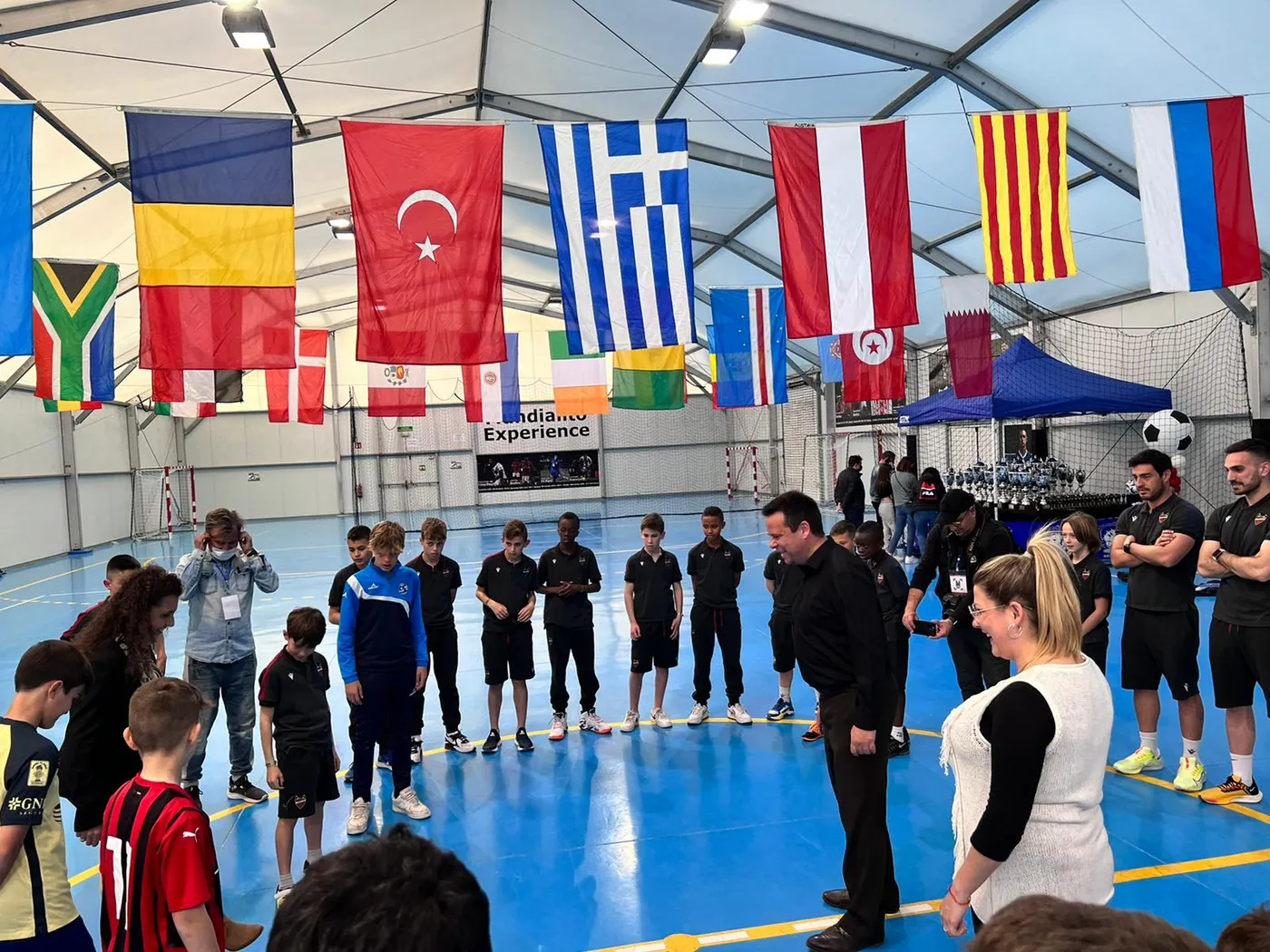 L’alcalde de Cambrils fa el servei d’honor del Mundialito de futbol base