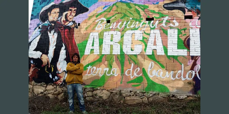 El poble pallarès d'Arcalís recupera la seva història amb murals a les façanes
