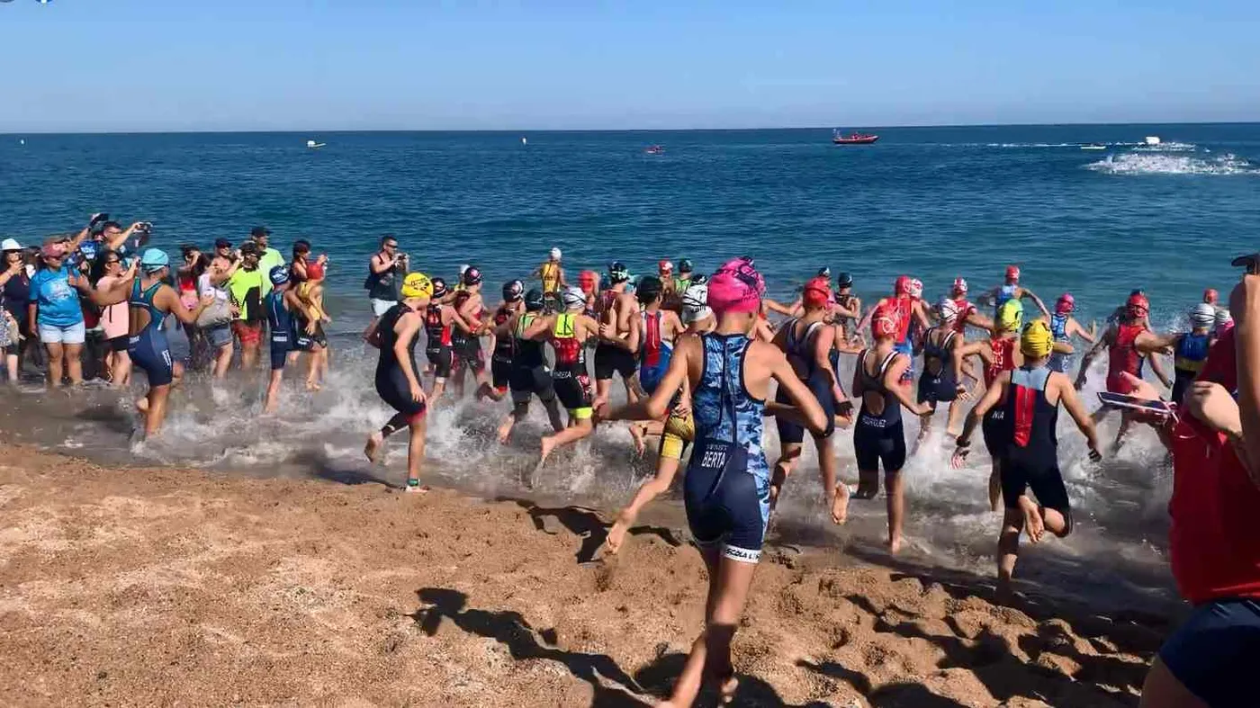 Centenars d'esportistes disputaran la TriRelay de Pineda