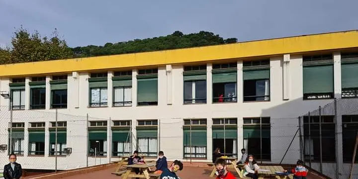 Aquest curs l’Escola Sant Martí d’Arenys de Munt porta a terme algunes classes a l’aire lliure per tot el tema de la COVID