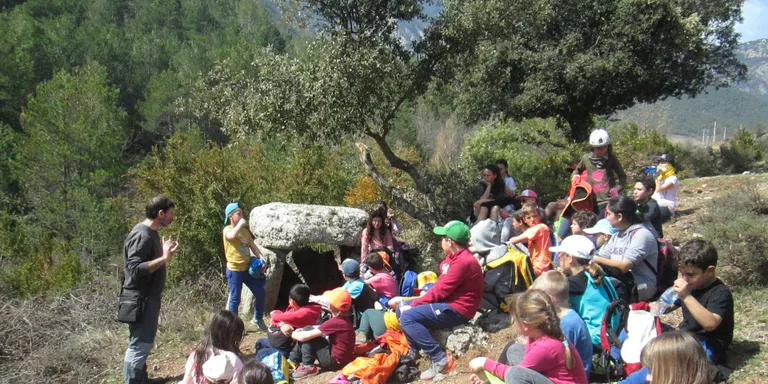 Alumnes d'Organyà fan una sortida als dòlmens de la Vall de Cabó