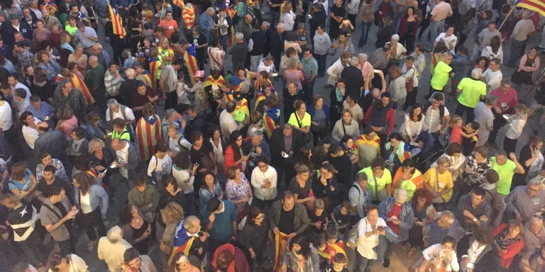 La Plaça de l’Ajuntament s’omple en la concentració de suport a la Generalitat i de rebuig a les detencions relacionades amb el referèndum