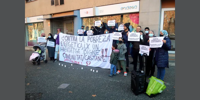 Famílies de blocs ocupats a Santa Coloma de Farners critiquen que els han tallat la llum i reclamen comptadors socials
