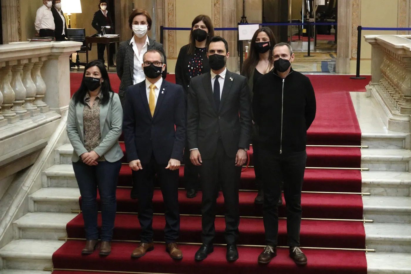Pla general del president del Parlament, Roger Torrent, el vicepresident, Josep Costa, i els membres de la Mesa Eusebi Campdepadrós i Ariadna Delgado querellats a les escales amb portaveus de JxCat, ERC i la CUP el 3 de març del 2021.