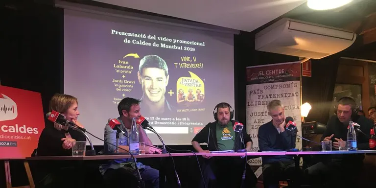 Més d'una cinquantena de persones es van aplegar ahir al Centre Ateneu Democràtic i Progressista per veure a l'actor Ivan Labanda i els integrants del programa de Ràdio Caldes Patada al Ventre, que van presentar els nous vídeos promocional