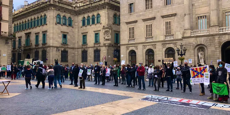 Protesta davant del Palau de la Generalitat contra la proliferació de grans infraestructures energètiques