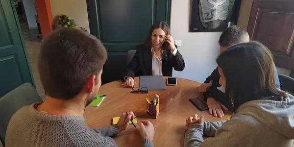 La problemàtica amb l'habitatge a la vila o l'ampliació del poliesportiu, sobre la taula en una primera reunió de l'Ajuntament amb la delegada del Govern
