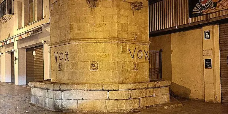 La Policia de Blanes investiga les pintades aparegudes simultàniament a la ciutat