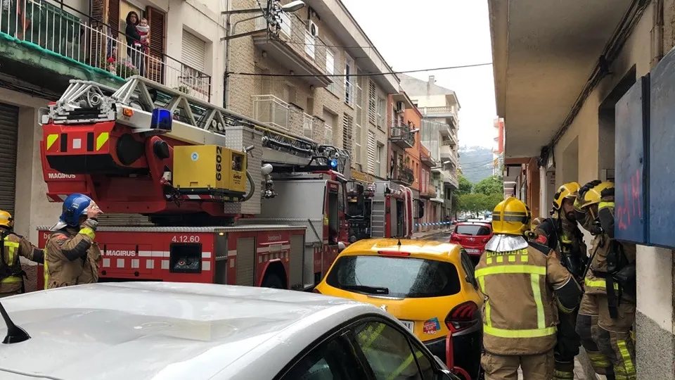 Quinze ferits lleus per inhal·lació de fum en l'incendi d'un edifici al Carrer Vallès