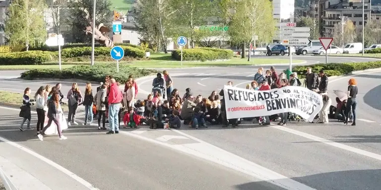 Tall a la carretera N-145 en suport als refugiats
