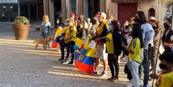 Un centenar de persones es concentren a la plaça de la Font del Lleó en suport a la societat civil de Colòmbia, víctima d’agressions de les forces antidisturbis