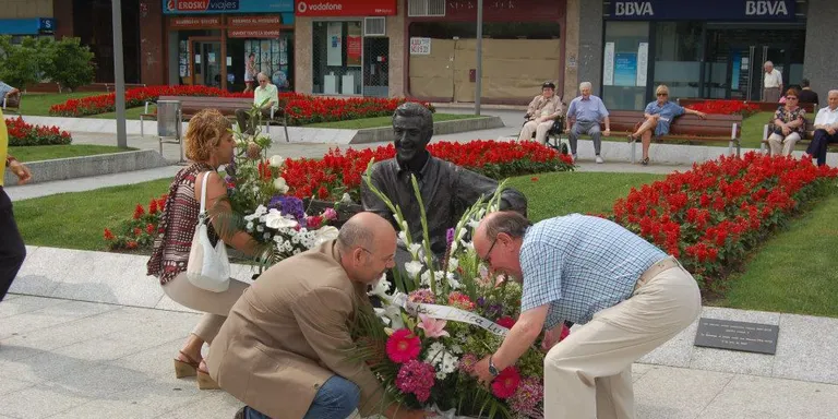 OFRENDA FLORAL EN RECUERDO A LUIS MARIANO