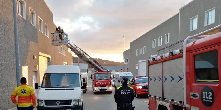 Aquesta nit hi ha hagut robatoris als cotxes del pàrquing del Torrent d'en Terra i un fals avís d'incendi a una nau industrial