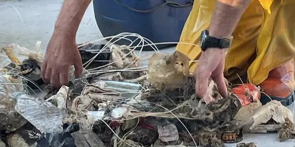 Els pescadors catalans omplen 11 camions cisterna amb 70.000 litres de deixalles marines del litoral durant el 2022
