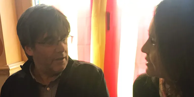Noemí Llorens (En Marxa-JxCat) visita a Carles Puigdemont a Brusel.les en la presentació del seu nou llibre