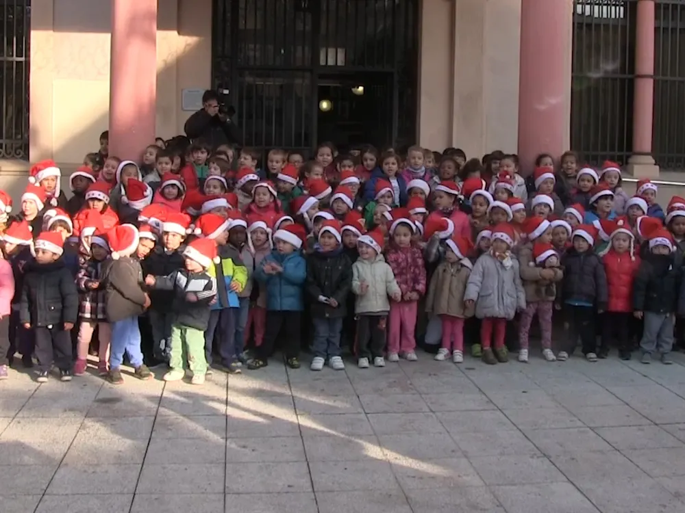 Els petits del Pau Casals canten nadales davant del consistori