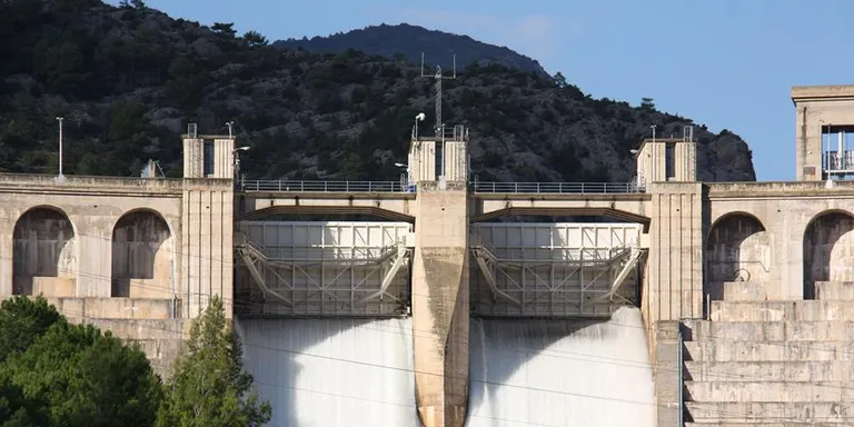 Obren les comportes del pantà d'Oliana per desembassar