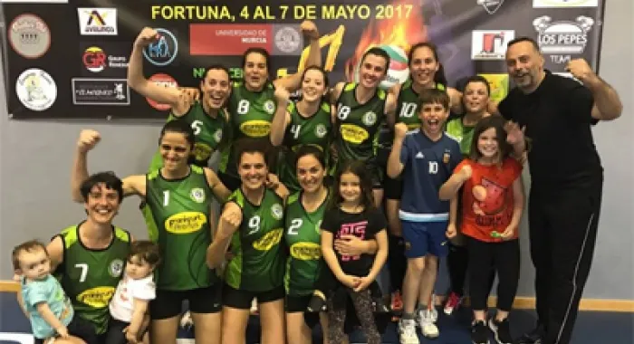 L'equip celebrant la victÃ²ria (foto: Club Volei Arenys) 
